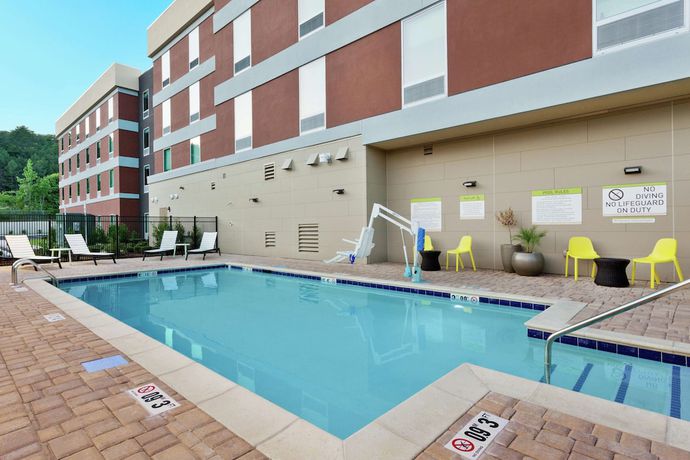 Imagen de la piscina del Hotel Home2 Suites by Hilton Birmingham Colonnade. Foto 19