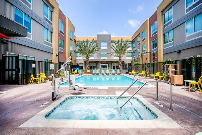 Imagen de la piscina del Hotel Home2 Suites by Hilton Carlsbad. Foto 20
