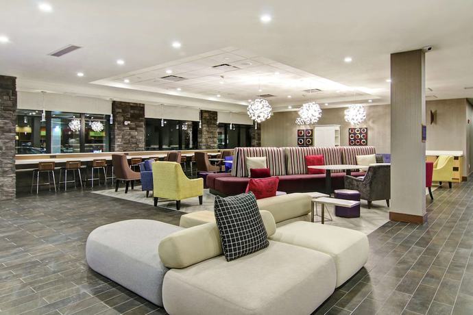 Imagen de los interiores del Hotel Home2 Suites by Hilton Edmonton South. Foto 13