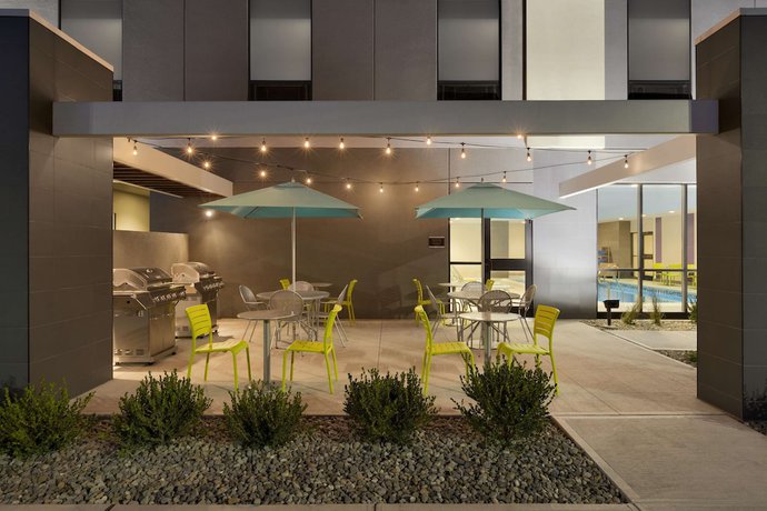 Imagen de la piscina del Hotel Home2 Suites by Hilton Hasbrouck Heights. Foto 19