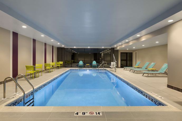 Imagen de la piscina del Hotel Home2 Suites by Hilton Hasbrouck Heights. Foto 20