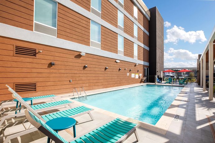Imagen de la piscina del Hotel Home2 Suites by Hilton Houston IAH Airport Beltway 8. Foto 20