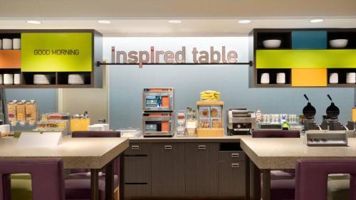 Imagen del bar/restaurante del Hotel Home2 Suites by Hilton Huntsville. Foto 2