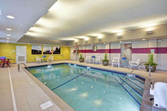 Imagen de la piscina del Hotel Home2 Suites by Hilton KCI Airport. Foto 20