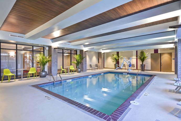 Imagen de la piscina del Hotel Home2 Suites by Hilton Kansas City KU Medical Center. Foto 20