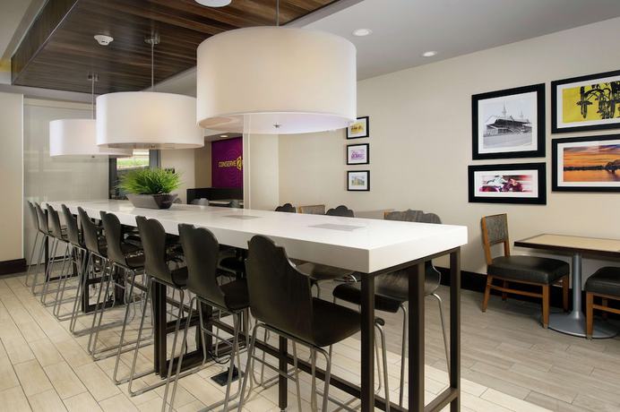 Imagen del bar/restaurante del Hotel Home2 Suites by Hilton Louisville East/Hurstbourne. Foto 2