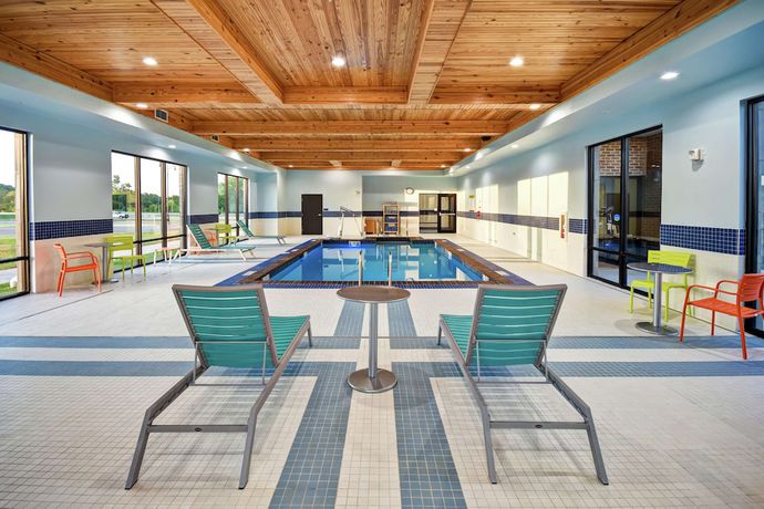 Imagen de la piscina del Hotel Home2 Suites by Hilton Oklahoma City Airport. Foto 19