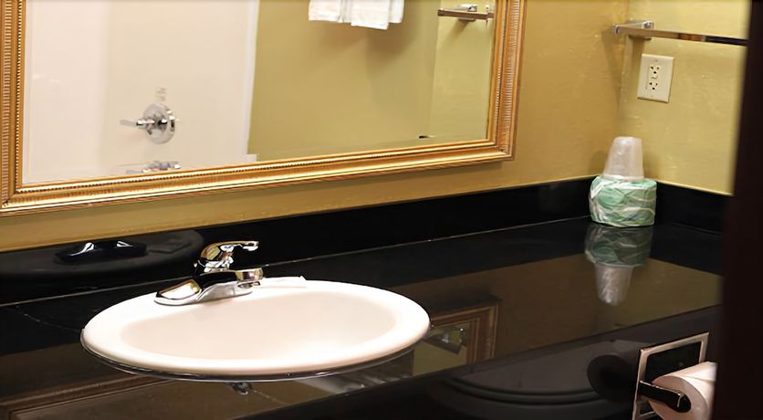 Imagen de la habitación del Hotel HomeTown Inn and Suites. Foto 10