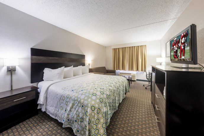 Imagen de la habitación del Hotel HomeTown Inn by Red Roof East Syracuse. Foto 9