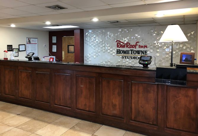 Imagen de los interiores del Hotel HomeTowne Studios By Red Roof Augusta. Foto 15