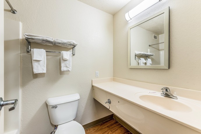 Imagen de la habitación del Hotel HomeTowne Studios By Red Roof Cincinnati - Sharonville. Foto 12