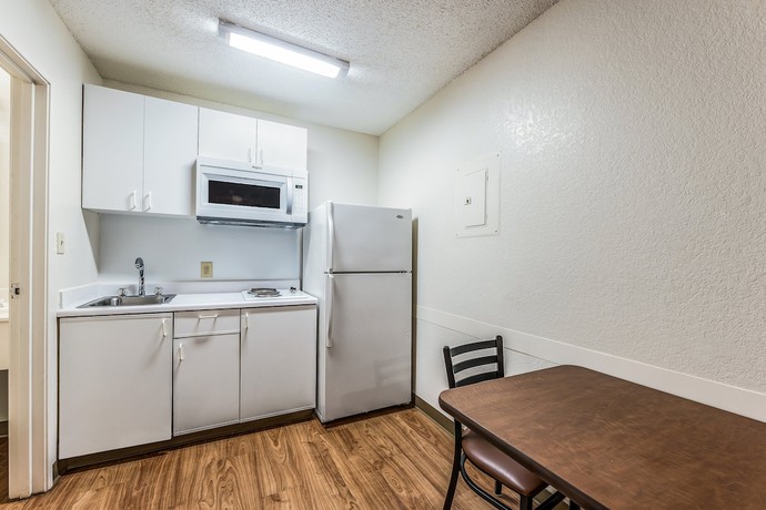 Imagen de la habitación del Hotel HomeTowne Studios By Red Roof Cincinnati - Sharonville. Foto 15