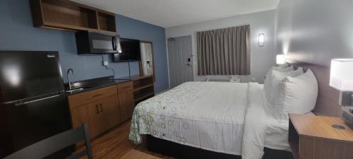 Imagen de la habitación del Hotel HomeTowne Studios By Red Roof Egg Harbor&ndash;Atlantic City Airport. Foto 13