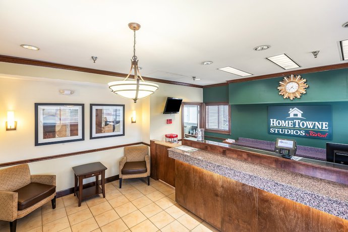 Imagen de los interiores del Hotel HomeTowne Studios By Red Roof Gainesville, GA. Foto 15