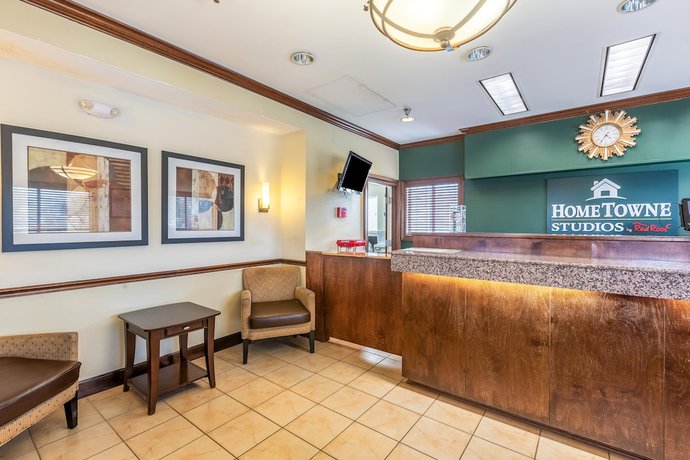 Imagen de los interiores del Hotel HomeTowne Studios By Red Roof Gainesville, GA. Foto 16