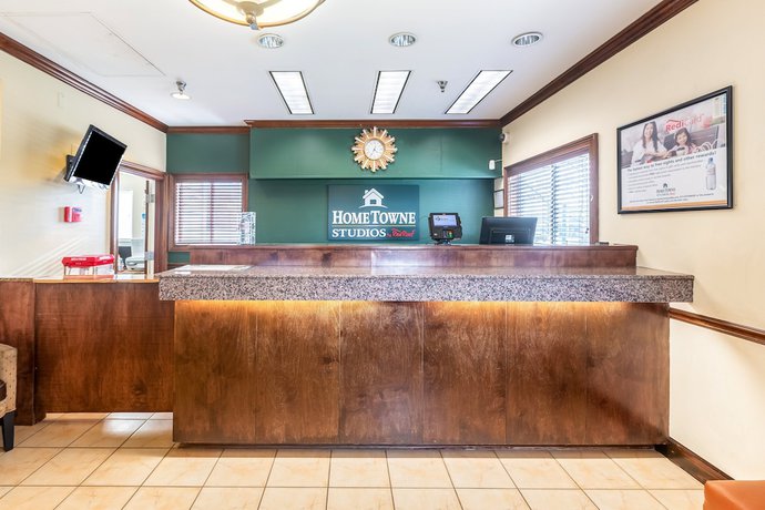 Imagen de los interiores del Hotel HomeTowne Studios By Red Roof Gainesville, GA. Foto 17