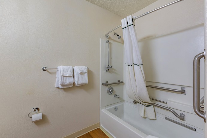 Imagen de la habitación del Hotel HomeTowne Studios By Red Roof Gainesville, GA. Foto 10