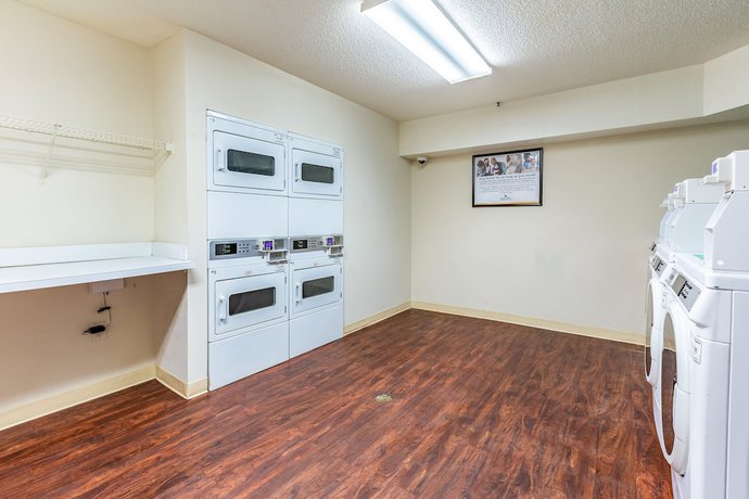 Imagen de los interiores del Hotel HomeTowne Studios By Red Roof Gainesville, GA. Foto 18