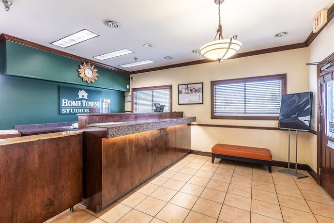 Imagen de los interiores del Hotel HomeTowne Studios By Red Roof Gainesville, GA. Foto 19