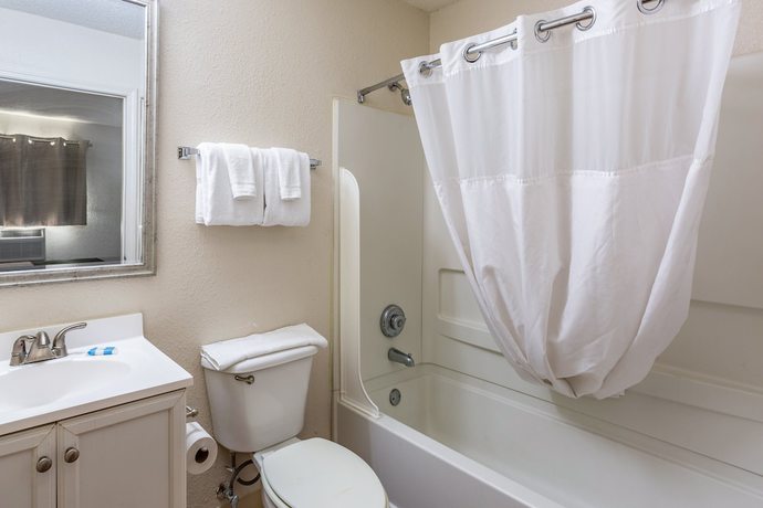 Imagen de la habitación del Hotel HomeTowne Studios By Red Roof Gainesville, GA. Foto 12