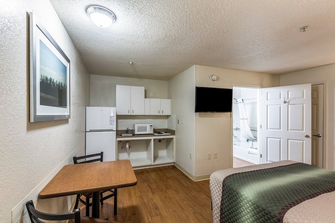 Imagen de la habitación del Hotel HomeTowne Studios By Red Roof Gainesville, GA. Foto 13