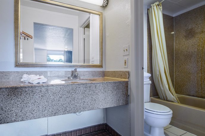 Imagen de la habitación del Hotel HomeTowne Studios By Red Roof Vero Beach - I-95. Foto 2