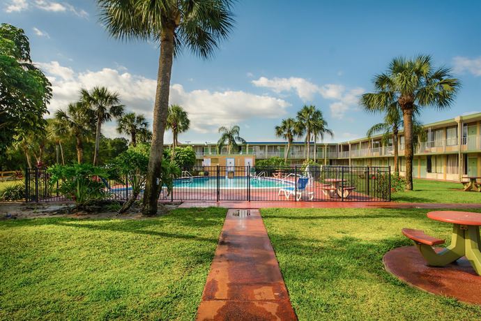 Imagen de la piscina del Hotel HomeTowne Studios By Red Roof Vero Beach - I-95. Foto 18