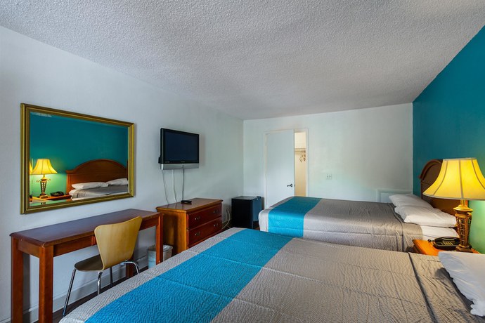 Imagen de la habitación del Hotel HomeTowne Studios By Red Roof Vero Beach - I-95. Foto 4