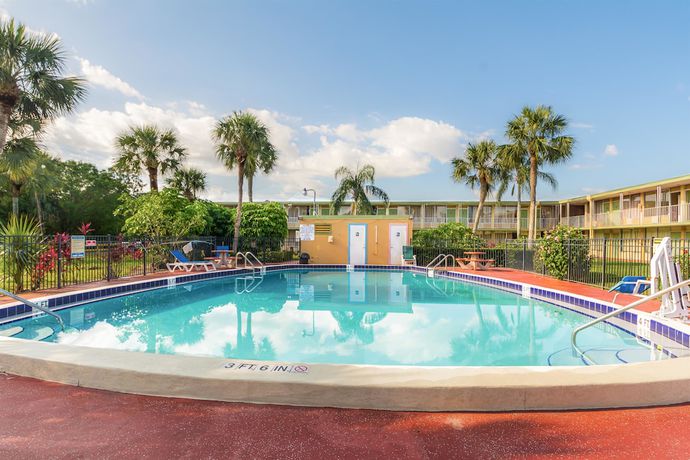 Imagen de la piscina del Hotel HomeTowne Studios By Red Roof Vero Beach - I-95. Foto 19