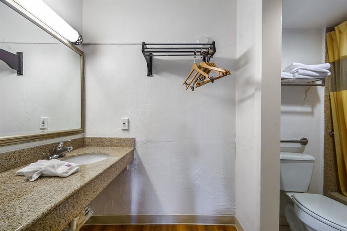Imagen de la habitación del Hotel HomeTowne Studios By Red Roof Vero Beach - I-95. Foto 5