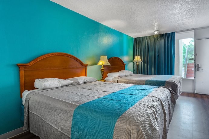 Imagen de la habitación del Hotel HomeTowne Studios By Red Roof Vero Beach - I-95. Foto 6