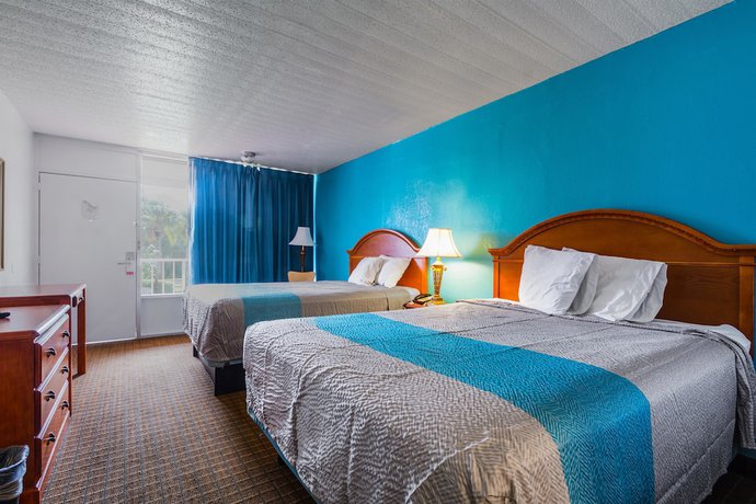 Imagen de la habitación del Hotel HomeTowne Studios By Red Roof Vero Beach - I-95. Foto 7