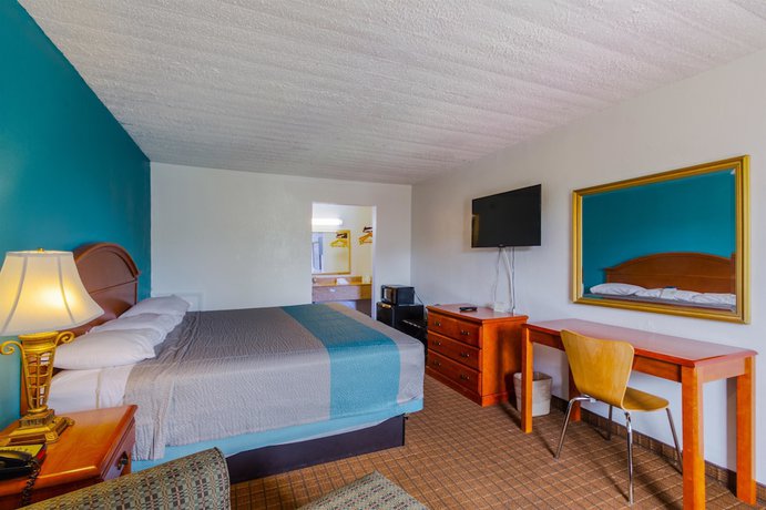 Imagen de la habitación del Hotel HomeTowne Studios By Red Roof Vero Beach - I-95. Foto 8