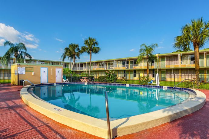Imagen de la piscina del Hotel HomeTowne Studios By Red Roof Vero Beach - I-95. Foto 20