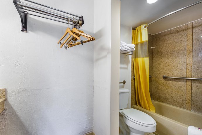 Imagen de la habitación del Hotel HomeTowne Studios By Red Roof Vero Beach - I-95. Foto 10