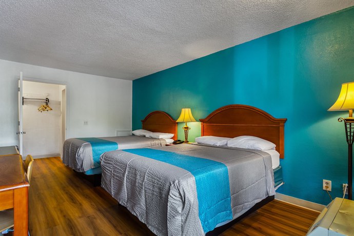 Imagen de la habitación del Hotel HomeTowne Studios By Red Roof Vero Beach - I-95. Foto 11