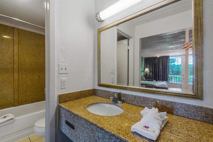 Imagen de la habitación del Hotel HomeTowne Studios By Red Roof Vero Beach - I-95. Foto 12