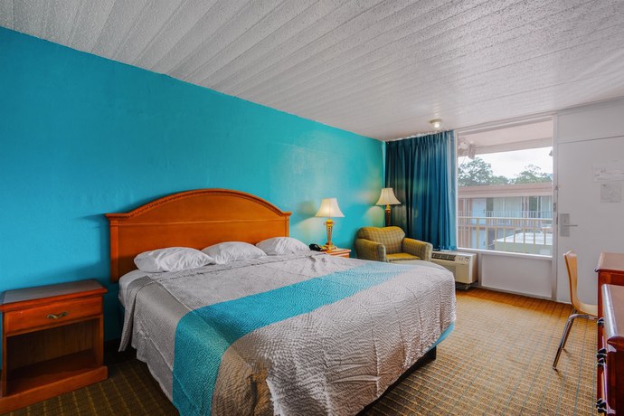 Imagen de la habitación del Hotel HomeTowne Studios By Red Roof Vero Beach - I-95. Foto 14