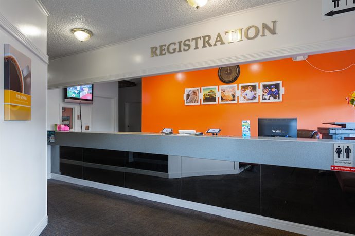 Imagen de los interiores del Hotel HomeTowne Studios By Red Roof Vero Beach - I-95. Foto 17