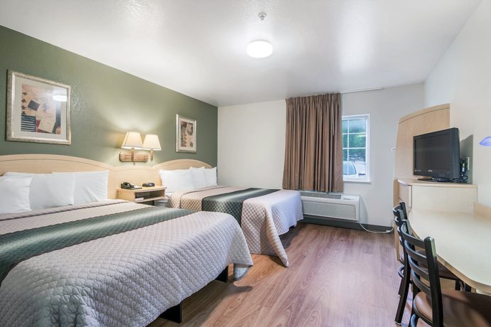 Imagen de la habitación del Hotel HomeTowne Studios and Suites by Red Roof Bentonville. Foto 6