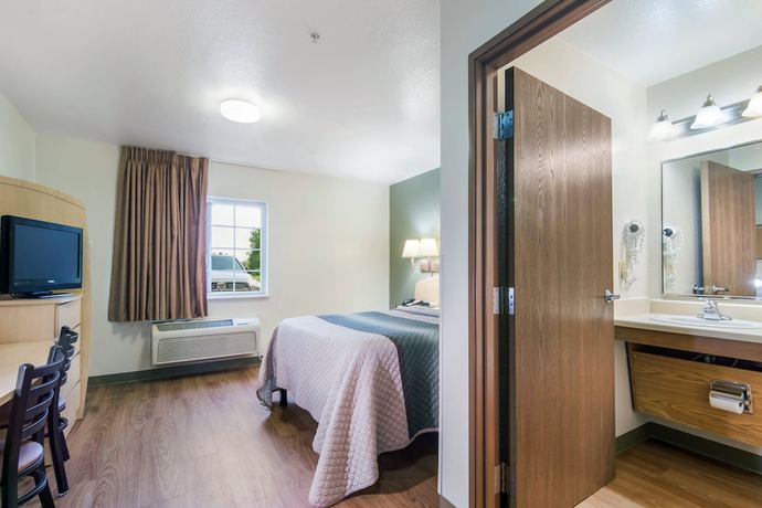 Imagen de la habitación del Hotel HomeTowne Studios and Suites by Red Roof Bentonville. Foto 7