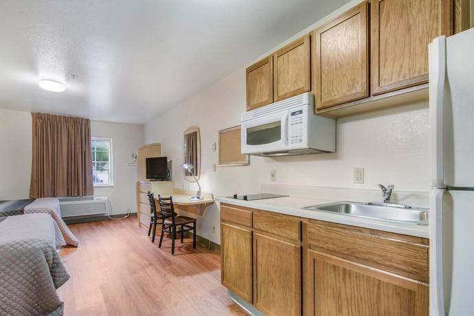 Imagen de la habitación del Hotel HomeTowne Studios and Suites by Red Roof Bentonville. Foto 8