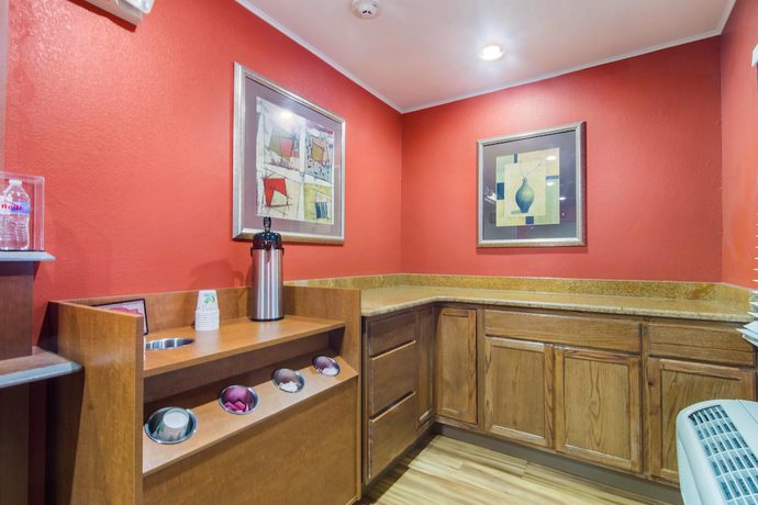 Imagen del bar/restaurante del Hotel HomeTowne Studios and Suites by Red Roof Bentonville. Foto 5