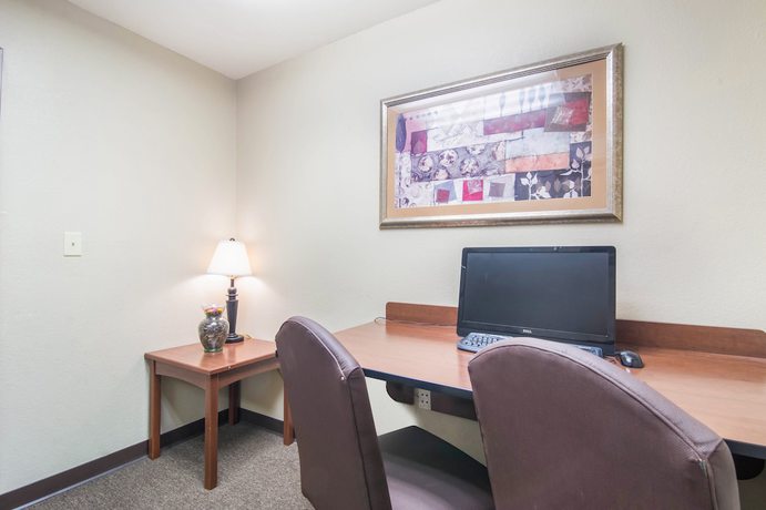 Imagen de los interiores del Hotel HomeTowne Studios and Suites by Red Roof Bentonville. Foto 17