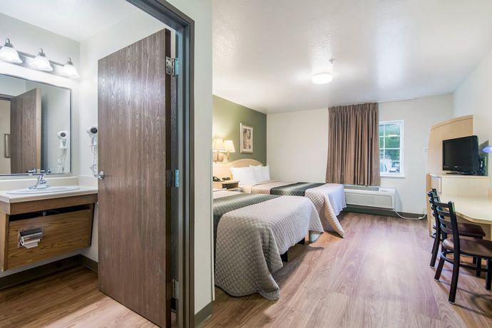 Imagen de la habitación del Hotel HomeTowne Studios and Suites by Red Roof Bentonville. Foto 9