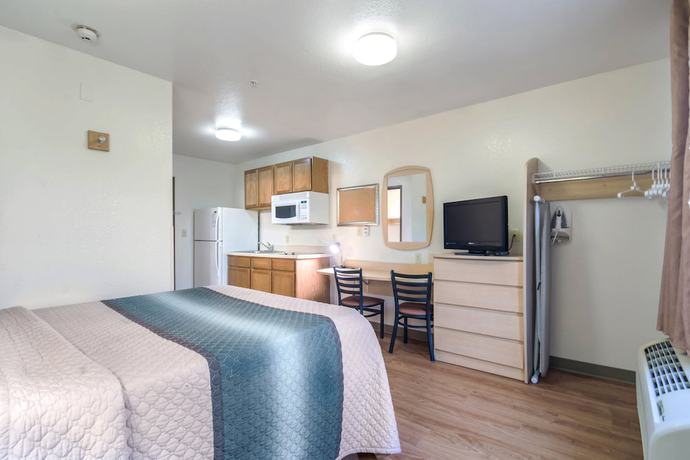 Imagen de la habitación del Hotel HomeTowne Studios and Suites by Red Roof Bentonville. Foto 10