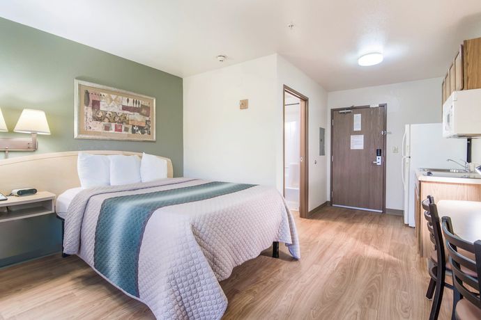 Imagen de la habitación del Hotel HomeTowne Studios and Suites by Red Roof Bentonville. Foto 11