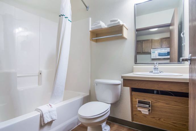 Imagen de la habitación del Hotel HomeTowne Studios and Suites by Red Roof Bentonville. Foto 12