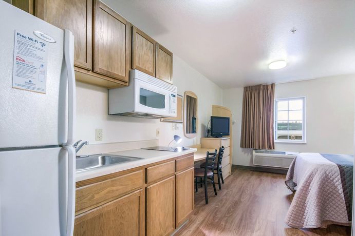Imagen de la habitación del Hotel HomeTowne Studios and Suites by Red Roof Bentonville. Foto 13