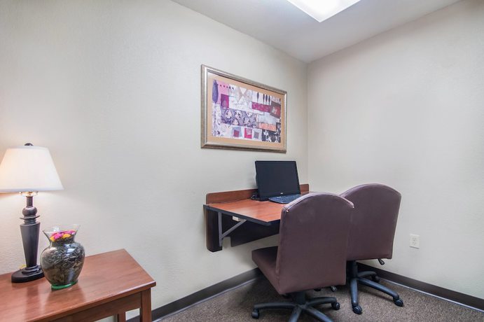 Imagen de los interiores del Hotel HomeTowne Studios and Suites by Red Roof Bentonville. Foto 19
